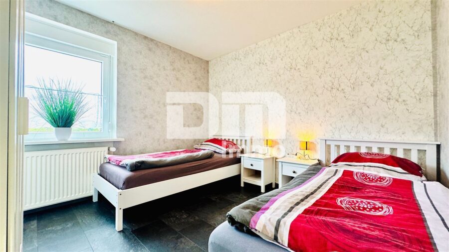 Vielseitiges Immobilien-Ensemble mit 2 modernisierten Haushälften + Carport und Garten/Terrasse - Haus 2 OG Schlafzimmer Kind 2